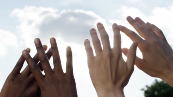 天空和手拉手在空中为自由 统一和团结而密切合作 并得到支持 带着希望 胜利或伸出援手的手指 云彩和种族间朋友在户外的变幻 — 图库视频影像