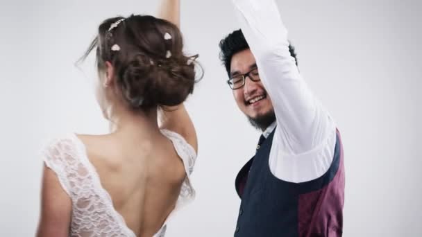 Γάμος Ζευγάρι Και Χορός Για Την Ευτυχία Στο Στούντιο Γιορτή — Αρχείο Βίντεο