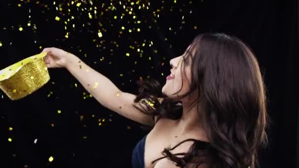 Oro Confeti Sombrero Con Mujer Baile Sobre Fondo Negro Fiesta — Vídeo de stock