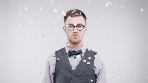 Festa Confete Óculos Com Homem Sério Estúdio Sobre Fundo Branco — Vídeo de Stock