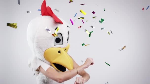 Confetti Baile Disfraz Pollo Con Mujer Estudio Sobre Fondo Gris — Vídeos de Stock