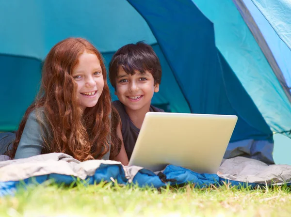 孩子们 肖像画 喜欢在帐篷里露营的笔记本电脑 社交媒体或带自然假期的在线电影 脸和兄弟姐妹或在户外的草地上微笑 以便旅行 放松和度假 — 图库照片