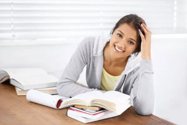 Retrato Aprendizagem Mulher Feliz Estudando Universidade Leitura Projeto Escolar Mesa — Fotografia de Stock