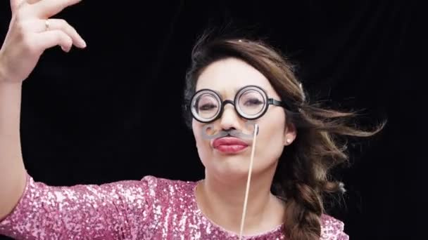 Cara Mujer Gafas Bigote Baile Para Festejar Música Banda Sonora — Vídeo de stock
