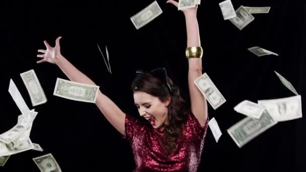 Грошовий Дощ Танці Щаслива Жінка Студії Святкування Успіху Виграшу Бонусу — стокове відео