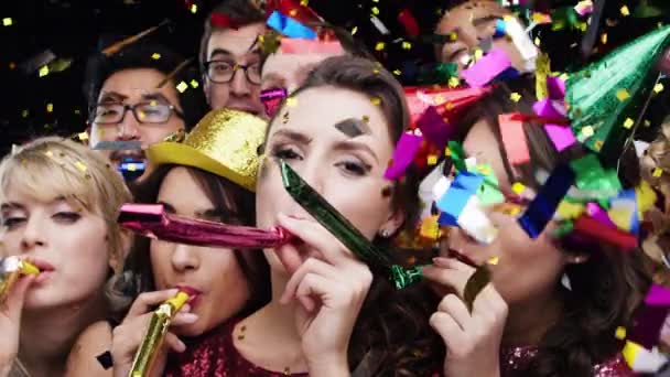 Vrienden Confetti Feest Met Verjaardagshoed Event Klokkenluider Met Gelukkige Mensen — Stockvideo