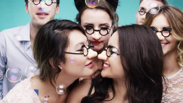 Szczęśliwi Ludzie Bąbelki Impreza Okularach Uroczystość Eskimoski Pocałunek Przyjaciółmi Taniec — Wideo stockowe