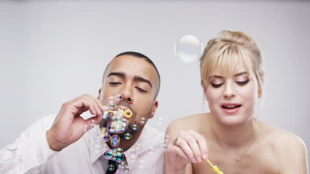 Милые Свадебные Межрасовые Пары Надувают Пузыри Студии Белом Фоне Празднования — стоковое видео