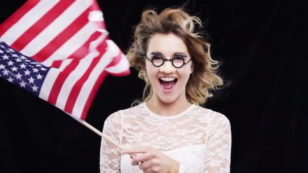 Amerykańska Flaga Okulary Kobieta Tańczą Okazji Dnia Niepodległości Festiwalu Imprezie — Wideo stockowe