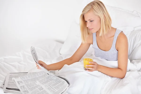 Young Woman Orange Juice Reading Newspaper Bed Headlines Energy Health — Stock Photo, Image