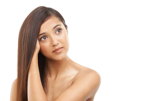 头发护理 女人和化妆品或思考在工作室与角蛋白处理 柔软质感和洗发水光泽的模型 人和美 有着独特的发型 白皙的背景 — 图库照片