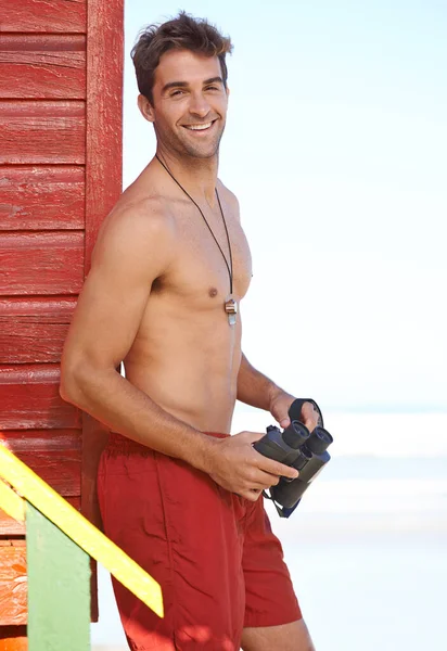 Hombre Feliz Retrato Salvavidas Playa Con Prismáticos Para Explorar Nadadores — Foto de Stock
