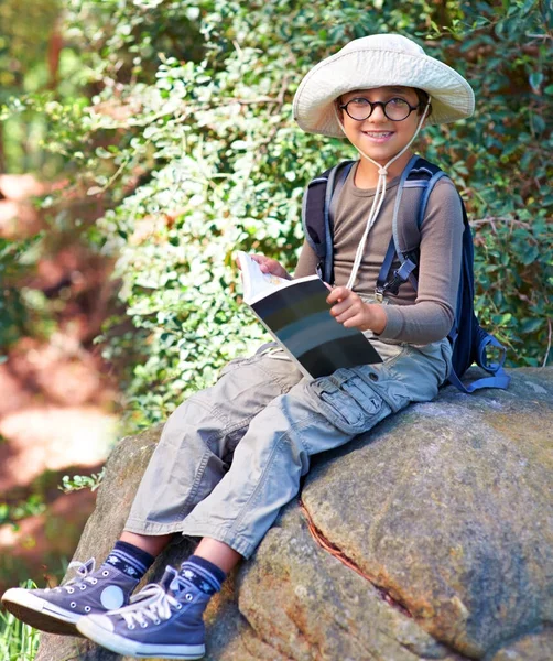 孩子和徒步旅行 放松在岩石和书本上阅读 背包和户外冒险 学生们在学校的野外旅行 大自然和森林中寻找和探索 在肖像中微笑和旅行 — 图库照片