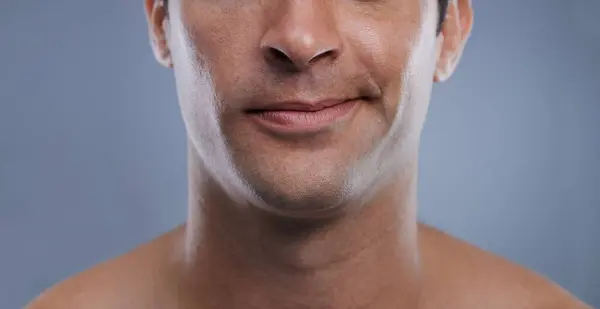 顎のラインのための表面および唇が付いている男 口および煙は処置の閉鎖のために不幸 クリーンな化粧品ズームのためのスタジオバックグラウンドで男性モデルとのグルーミング モックアップスペースとスキンケア — ストック写真