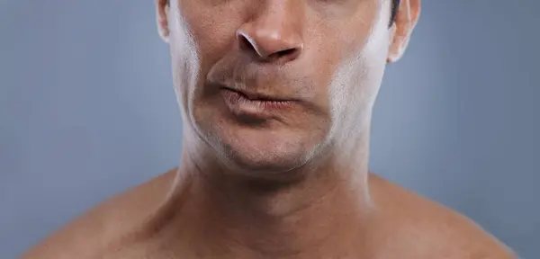 Man Mun Och Arg Med Rakning Ansikte Och Hygien Med — Stockfoto