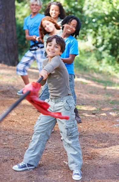 遊びの冒険 夏のキャンプで森で強力なゲームのための子供 森とタグ 木による新鮮な空気または幸福のための屋外の環境の子供 多様性または競争 — ストック写真