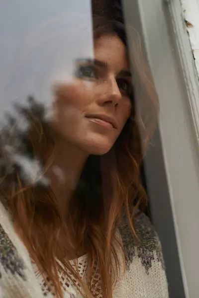 Femme Pensée Visage Par Fenêtre Maison Avec Attente Émerveillement Rêverie — Photo