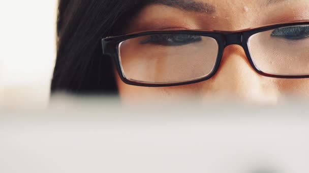女商人 平板电脑和带眼镜的阅读报告 网络和网页滚动 亚洲妇女个人 技术规划和特写 日程安排和打字 — 图库视频影像