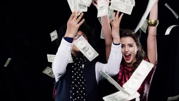 Chuva Dinheiro Dança Pessoas Engraçadas Estúdio Para Celebração Sucesso Ganhar — Vídeo de Stock