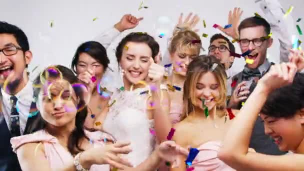Gente Boda Baile Estudio Con Confeti Para Celebración Éxito Fiesta — Vídeo de stock