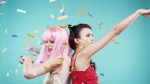 Confetti Dança Amigos Felizes Estúdio Para Celebração Sucesso Competição Vencedora — Vídeo de Stock