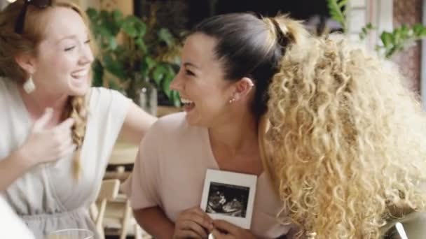 Ankündigung Ultraschall Und Schwangere Frau Mit Freunden Café Die Gute — Stockvideo