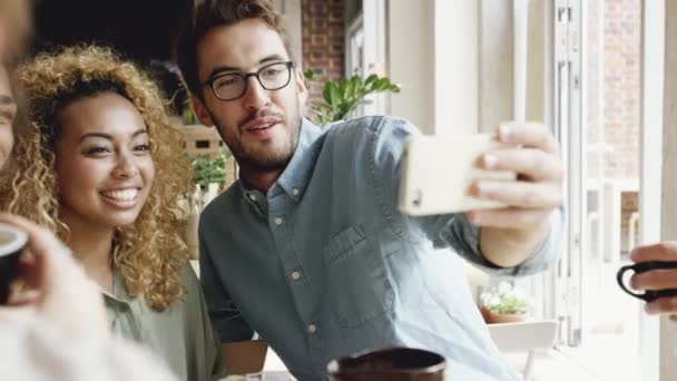 Amigos Felices Selfie Relajarse Restaurante Post Medios Sociales Reunión Con — Vídeos de Stock