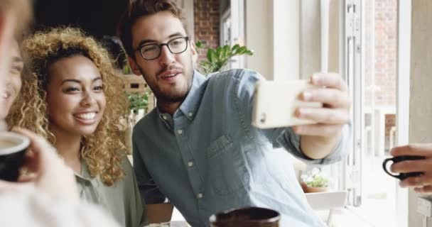 Przyjaciele Uśmiech Selfie Relaks Kawiarni Social Media Post Zbieranie Połączenia — Wideo stockowe