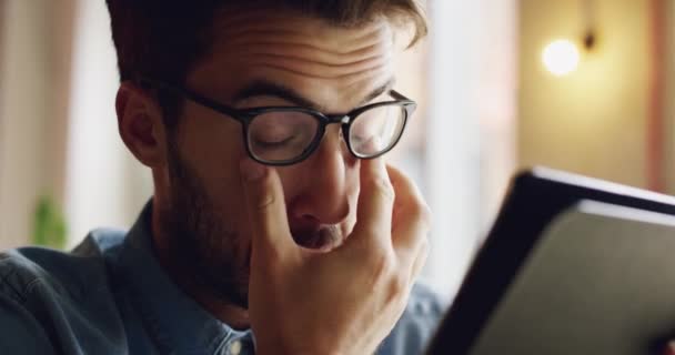 Tablette Stress Und Mann Mit Kopfschmerzen Müdigkeit Und Augenüberlastung Café — Stockvideo
