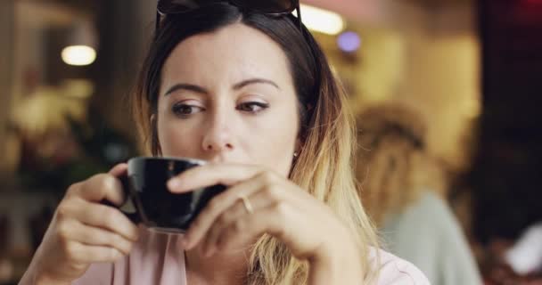 Kobieta Pijąc Kawę Myśląc Przyszłości Marzy Kawiarni Pytaniem Wnikliwością Refleksją — Wideo stockowe