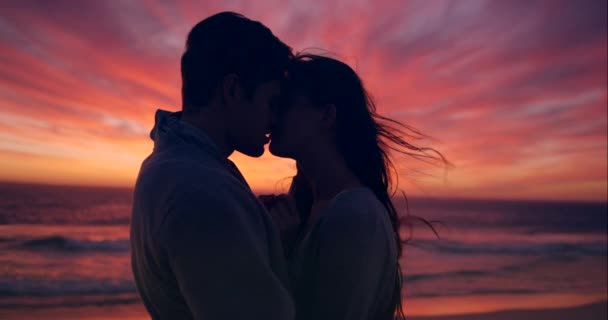 シルエット ビーチ カップル サンセットキス 一緒に海との関係 週末に恋愛と愛情を持ったデート 自然と男と女性 — ストック動画