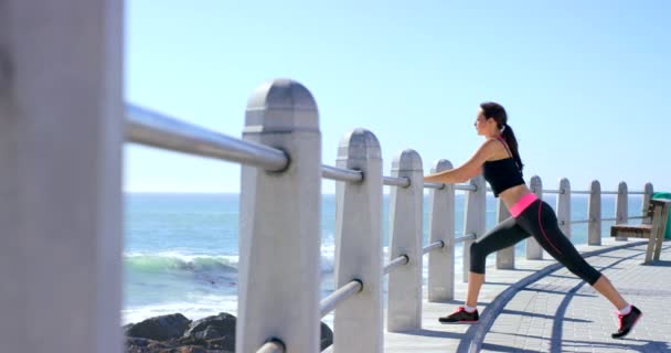 Praia Corredor Mulher Alongamento Corpo Para Treinamento Exercício Treino Fitness — Vídeo de Stock