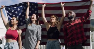 Gülümseyin, Amerikan bayrağı ve bir grup vatansever arkadaş hükümet protestosu ya da miting için birlikte dışarı. Bayram, bağımsızlık günü ya da 4 Temmuz kutlamalar için Amerika 'daki mutlu gençlerle..