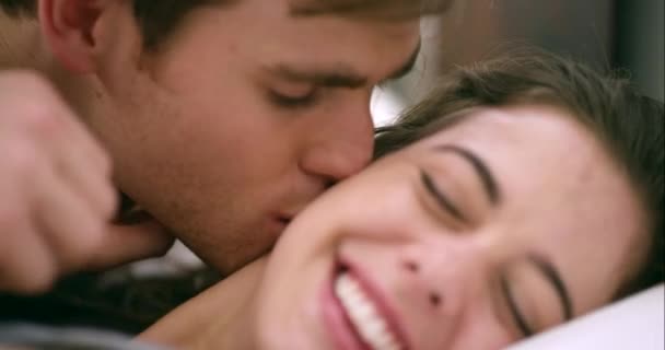 Paar Zusammen Bett Kuss Und Glück Morgen Intimität Und Bindung — Stockvideo