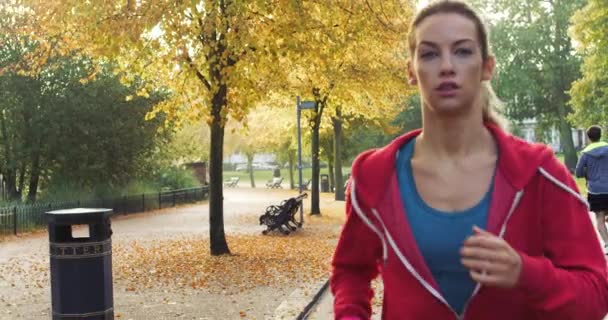 Mujer Corriendo Para Hacer Ejercicio Parque Cardio Con Salud Bienestar — Vídeo de stock