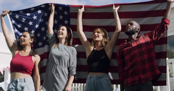 スマイル アメリカの国旗 愛国者の友人のグループは 政府の抗議や集会のために一緒に屋外にいます 7月の休日 独立記念日 または祝賀のために米国の幸せな若者と4日目 — ストック動画