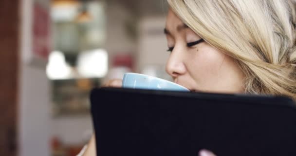 Mujer Bebiendo Café Tableta Cafetería Para Planificación Línea Leyendo Sitio — Vídeos de Stock