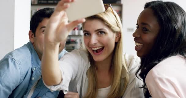 Szczęśliwi Ludzie Kawiarnia Lub Przyjaciele Selfie Dla Mediów Społecznościowych Post — Wideo stockowe