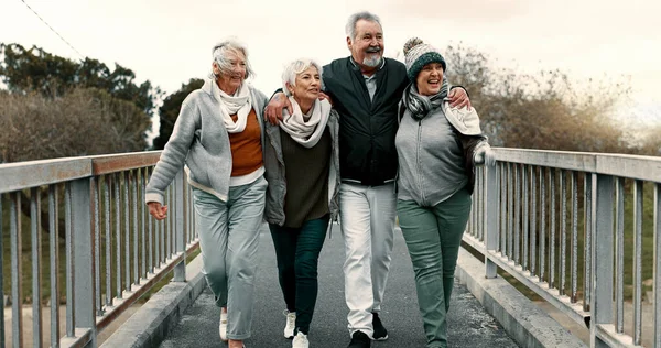 Personnes Âgées Groupe Conditionnement Physique Pont Avec Rire Soins Marcher — Photo
