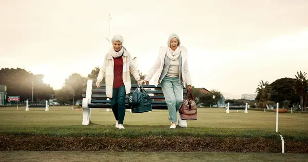 Retirement Hobby Senior Woman Friends Walking Field Bowls Club Together — Stock Photo, Image