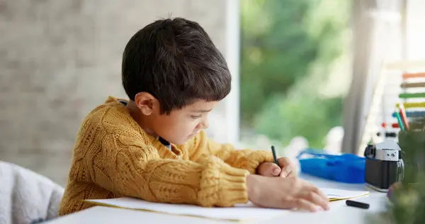 Hogar Niño Estudiante Pensando Escribiendo Inspirándose Con Enfoque Estudiando Aprendiendo — Foto de Stock