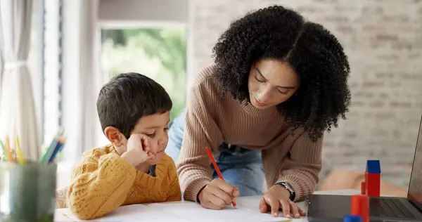 Hausaufgaben Lernen Und Hilfe Mit Mutter Und Sohn Für Hausaufgabenbetreuung — Stockfoto