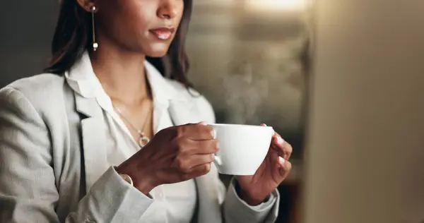 Kawa Nocne Myślenie Kobieta Biznesu Pracują Biurze Danymi Komputerowymi Pracy — Zdjęcie stockowe
