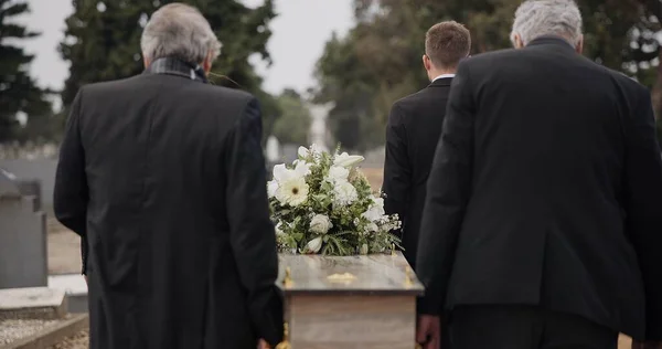 Men Coffin Pallbearers Walking Cemetery Ceremony Outdoor Burial Tomb Death — Stock Photo, Image
