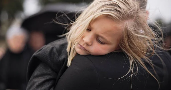 睡眠和一个孩子与父亲在丧葬与安慰抑郁症时的哀悼 抱着一个女孩 带着一个爸爸在墓地等着照顾和爱 — 图库照片