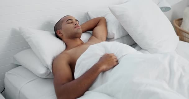 Homem Descansando Dormindo Cama Casa Paz Sonhando Relaxar Domingo Manhã — Vídeo de Stock