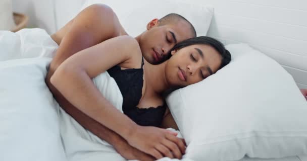 Couple Câlins Dormir Lit Amour Repos Confortable Maison Week End — Video