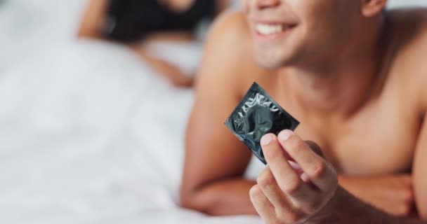 Man Kondom Dan Kontrasepsi Untuk Keselamatan Kamar Tidur Tersenyum Dan — Stok Video
