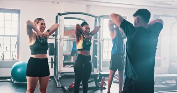 私人教练和健身 健美或运动的人 健身俱乐部 体育俱乐部 男男女女都举起水壶铃铛 进行力量训练 肌肉和强壮的手臂 — 图库视频影像