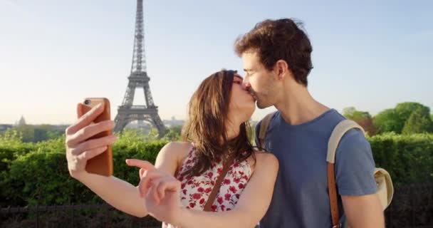프랑스 파리의 타워에서 로맨스 결합을 셀카를 찍으십시오 휴가를 남자와 여자와 — 비디오